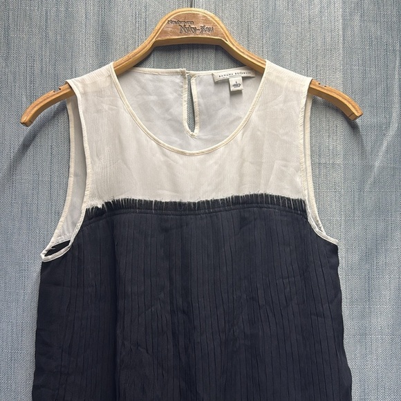 🏴 Banana Republic Cream and Black Sleeveless Tank Top size small - Picture 2 of 9